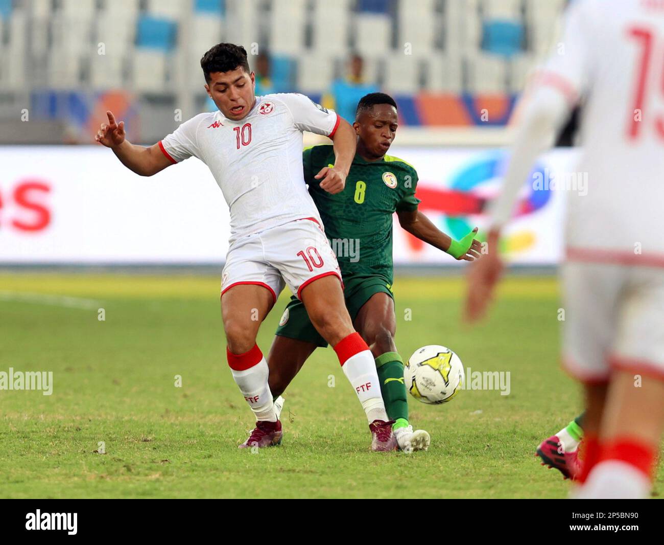 Kairo, Ägypten. 6. März 2023. Amidou Diop (R) von Senegal spielt mit Adam Garreb von Tunesien während des Halbfinalspiels beim 2023 CAF (Confederation of African Football) U-20 Africa Cup of Nations in Kairo, Ägypten, 6. März 2023. Guthaben: Fared Kotb/Xinhua/Alamy Live News Stockfoto