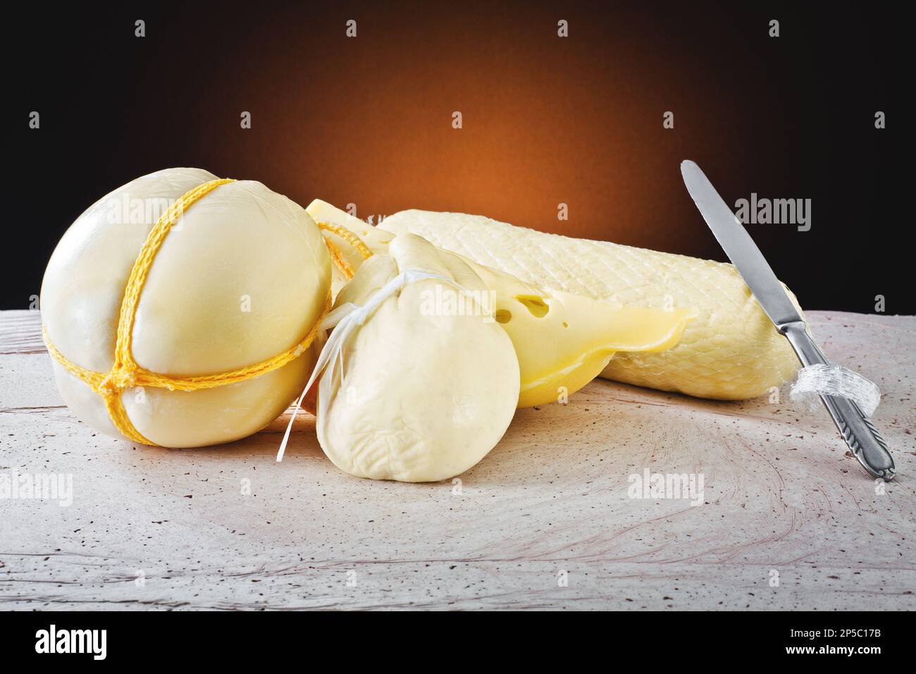 Verschiedene italienische Käsesorten: Scamorza, Provolone und Caciocavallo mit Kuhmilch. Stockfoto