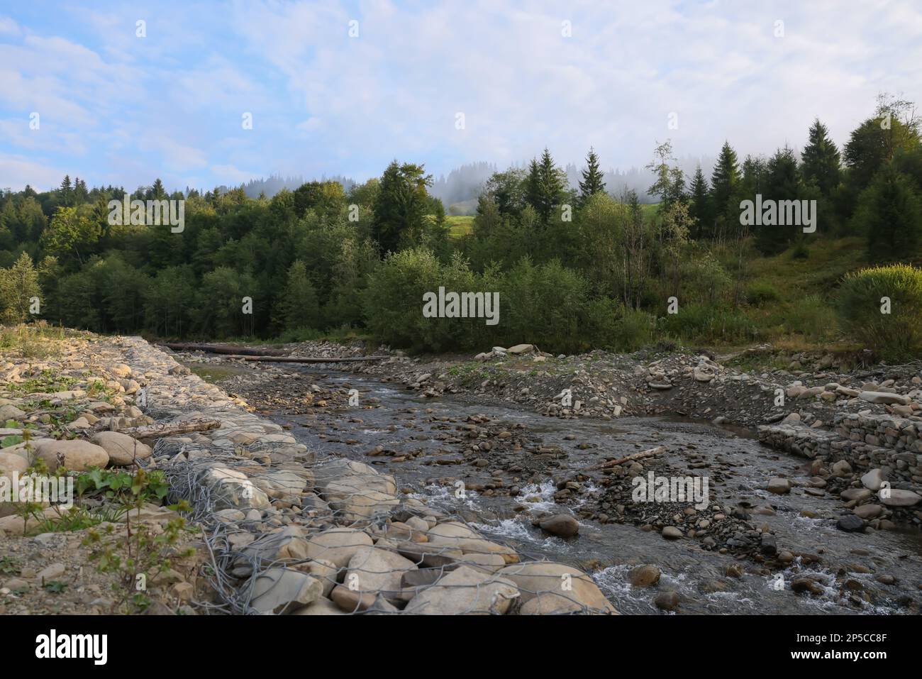 Malerischer Blick auf den wunderschönen Fluss am felsigen Ufer am Morgen Stockfoto