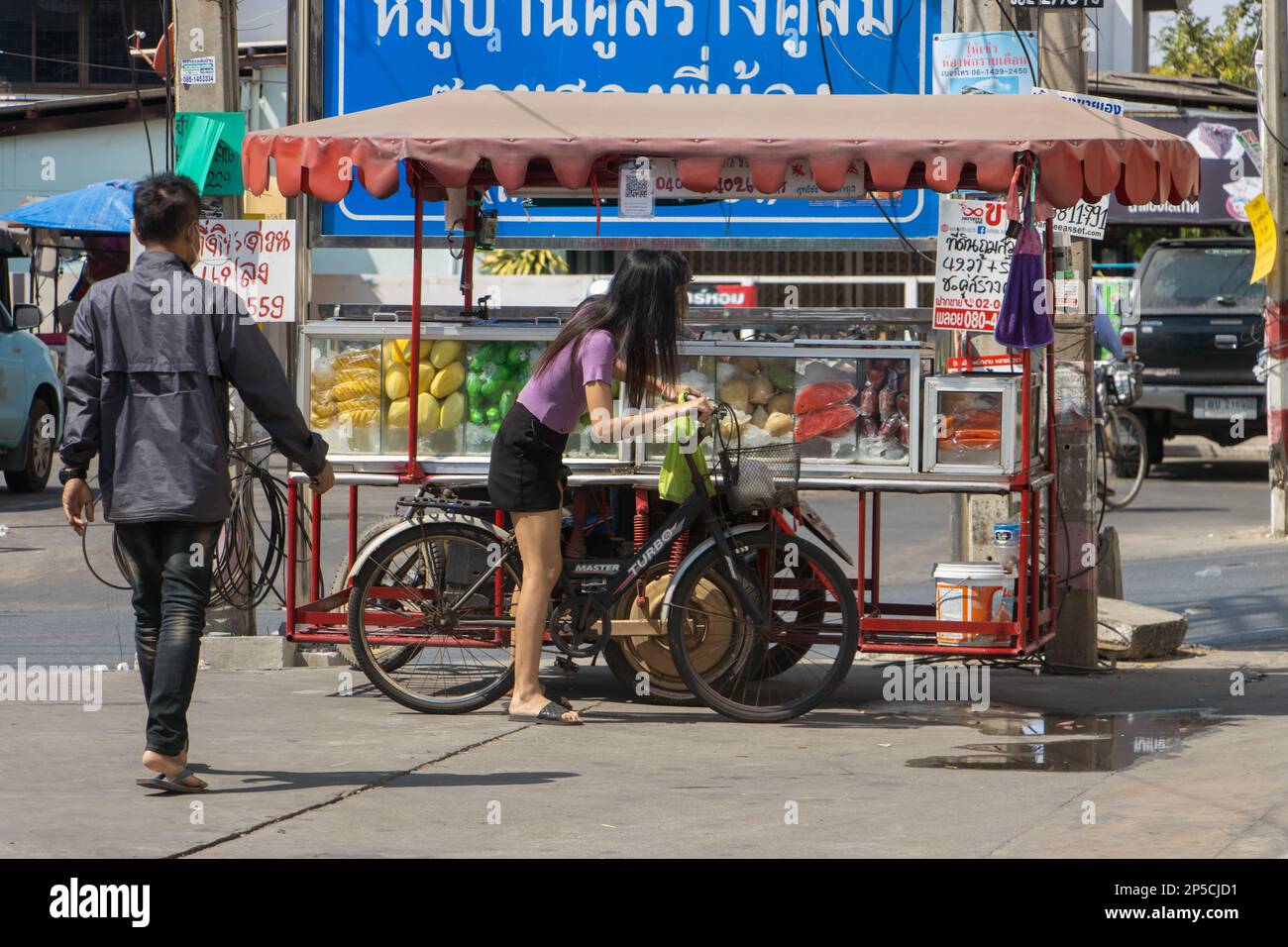 SAMUT PRAKAN, THAILAND, JANUAR 29 2023, Leute kaufen gekühltes Obst an einem mobilen Stand auf der Straße Stockfoto