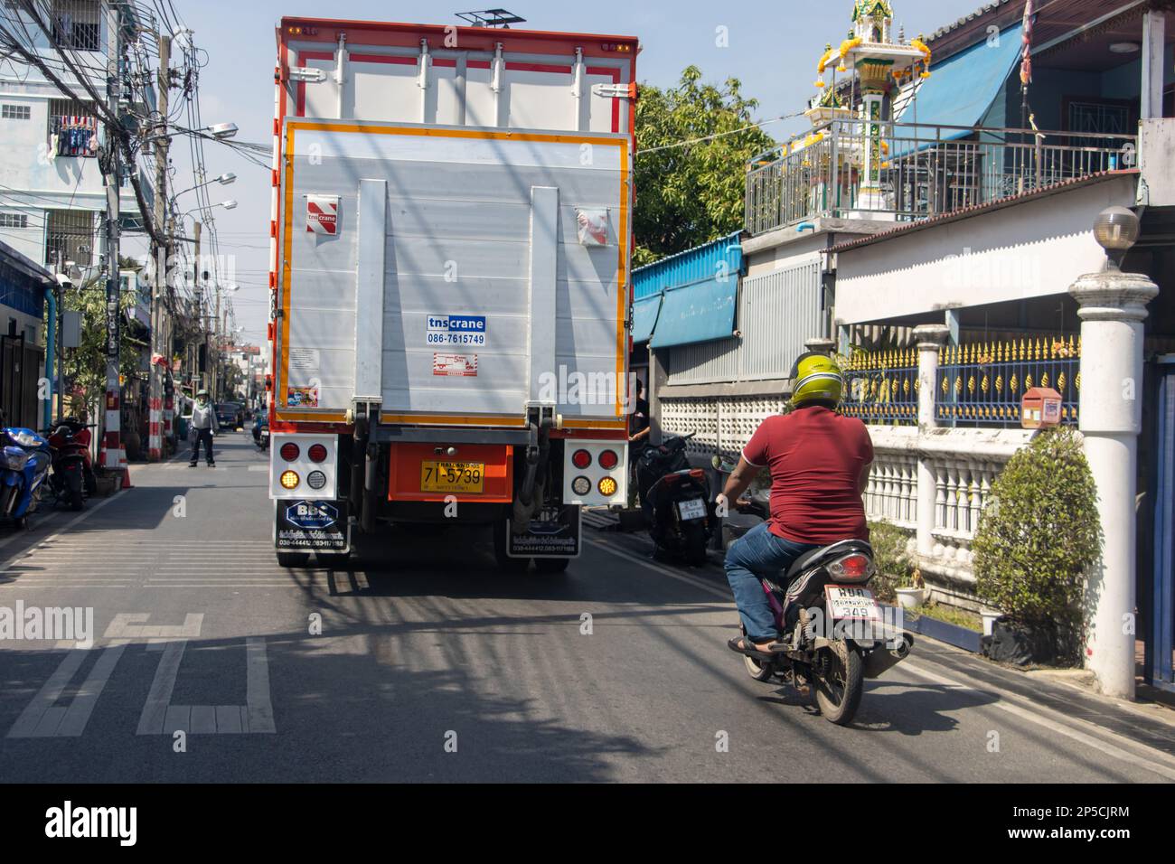 SAMUT PRAKAN, THAILAND, JANUAR 29 2023, Ein Lkw blockiert eine enge Straße Stockfoto