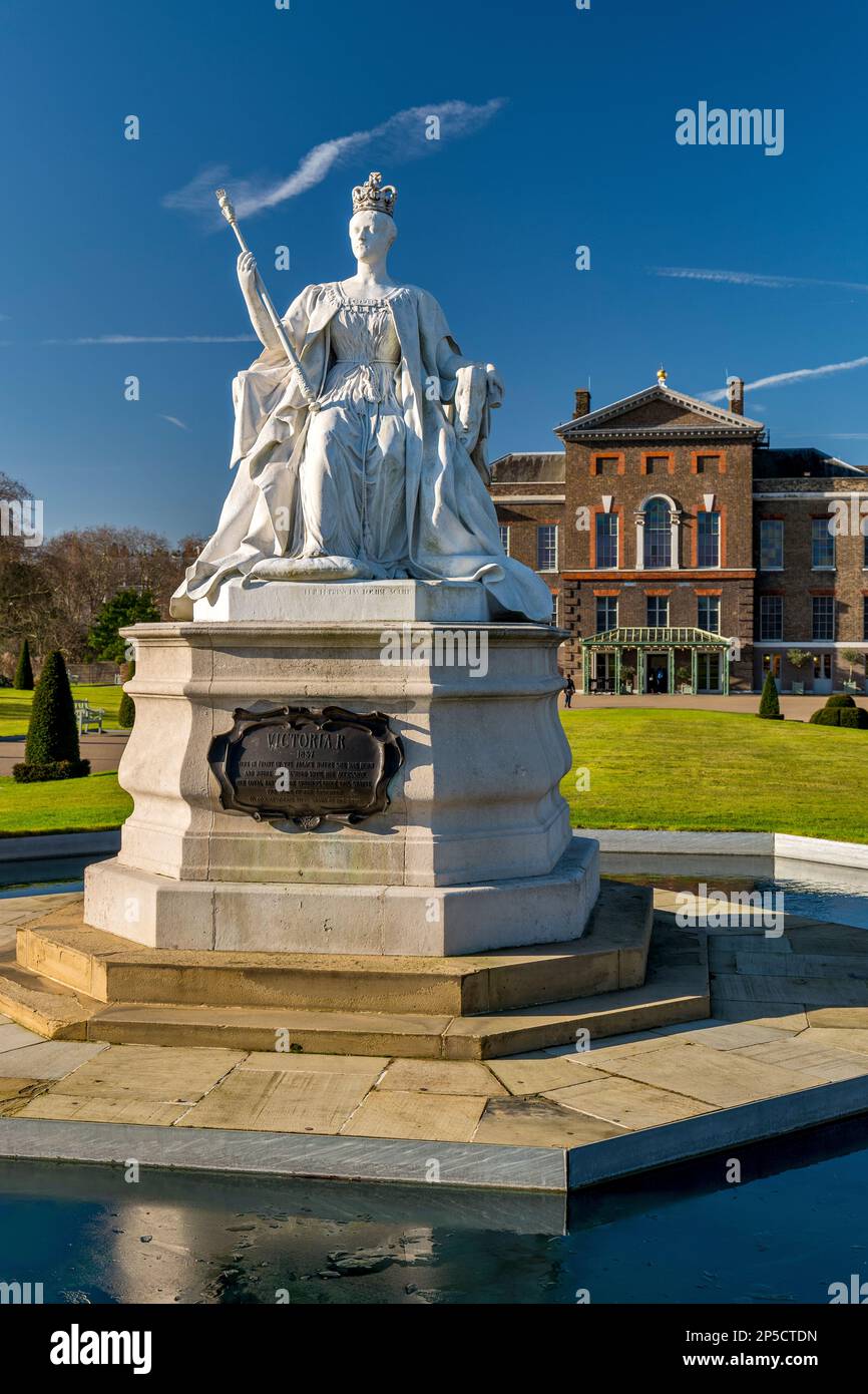 Statue von Queen Victoria, Kensington, London, England Stockfoto