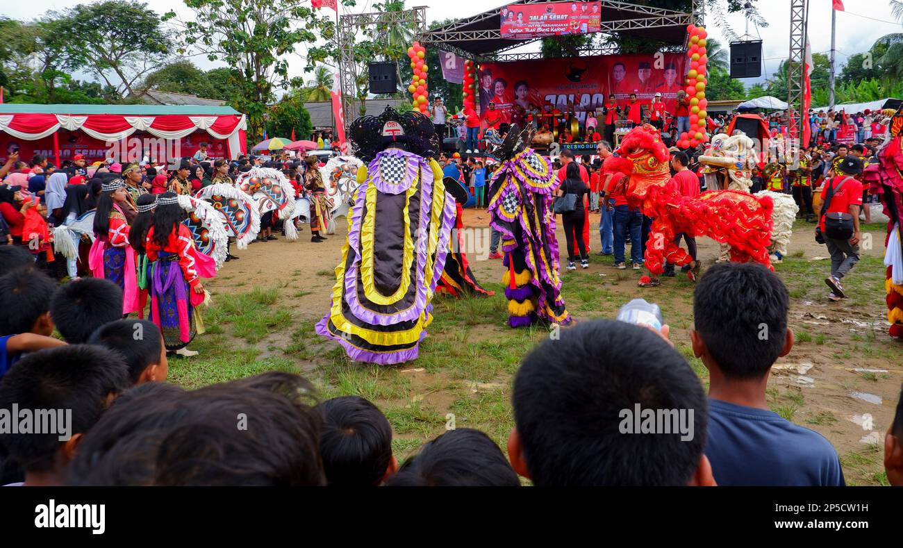 Die Aufregenden Kunstvorführungen „Lumping Horse And Lion Dance“ In Der Stadt Muntok Während Des Tages Stockfoto