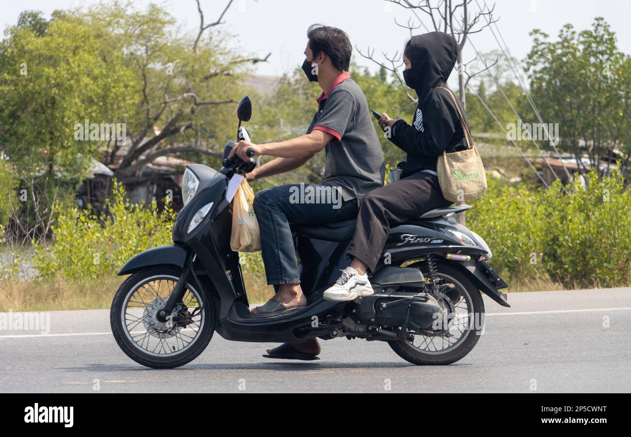 BANGKOK, THAILAND, FEBRUAR 07 2023, das Paar fährt auf dem Motorrad Stockfoto