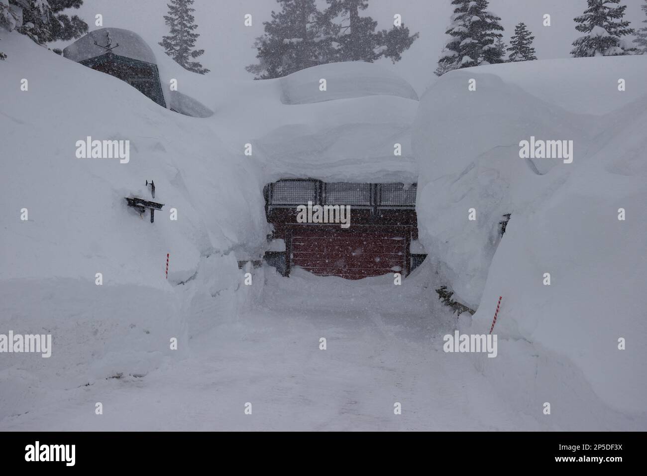 Mammoth Lakes, Kalifornien. 27. Februar 2023. Ein Haus, das während eines Schneesturms in Mammoth Lakes, Kalifornien, im Schnee begraben wurde. Stockfoto