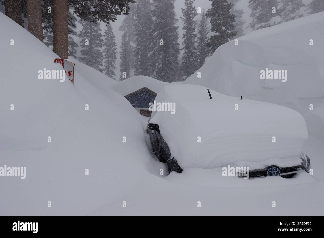 Mammoth Lakes, Kalifornien. 27. Februar 2023. Während eines Schneesturms in Mammoth Lakes, Kalifornien, ist ein Fahrzeug mit Schnee bedeckt. Stockfoto