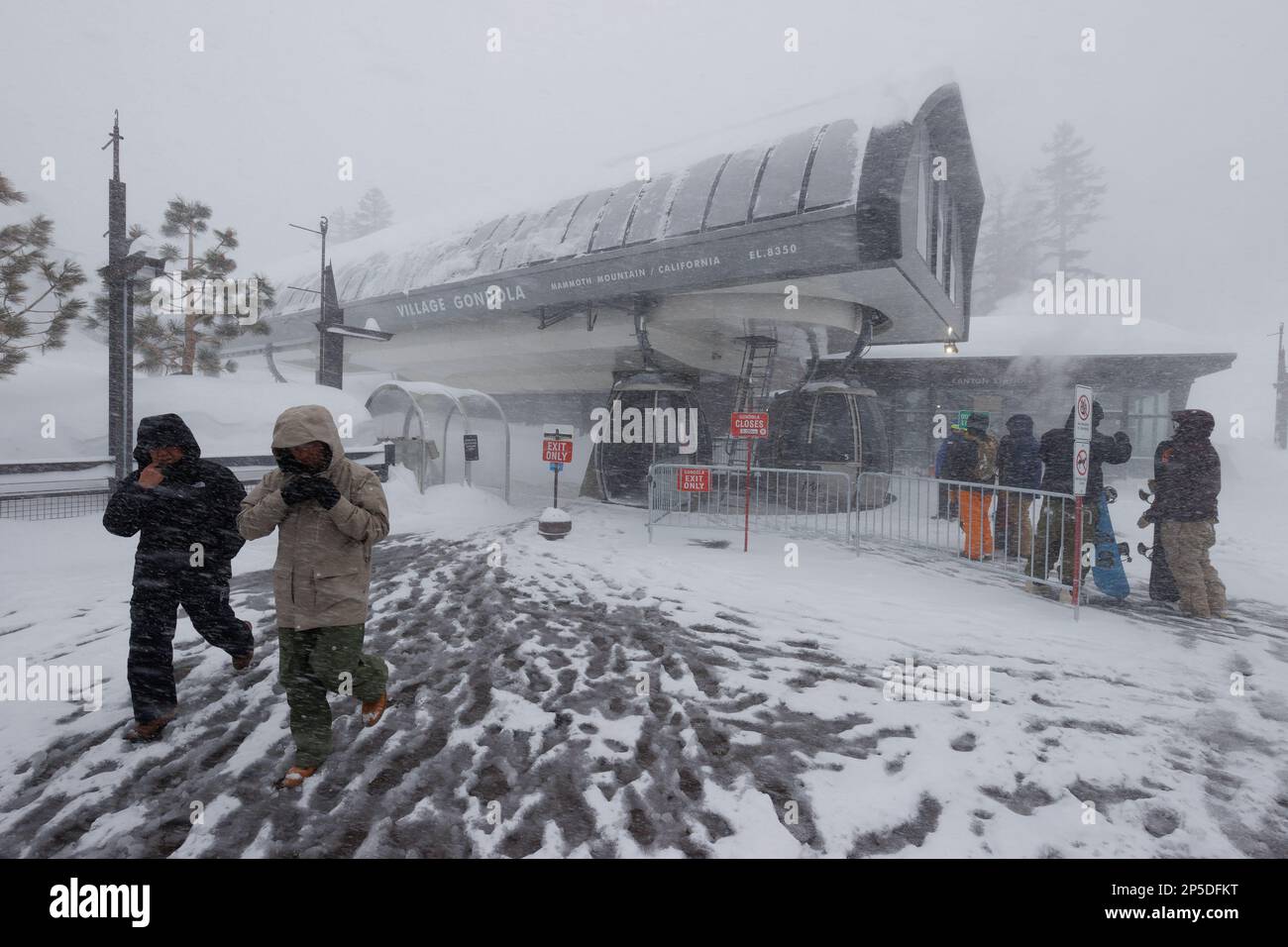 Mammoth Lakes, Kalifornien. 27. Februar 2023. Besucher des Skigebiets Mammoth Mountain verlassen die Villag Gondola während eines Schneesturms in Mammoth Lakes, ca. Stockfoto