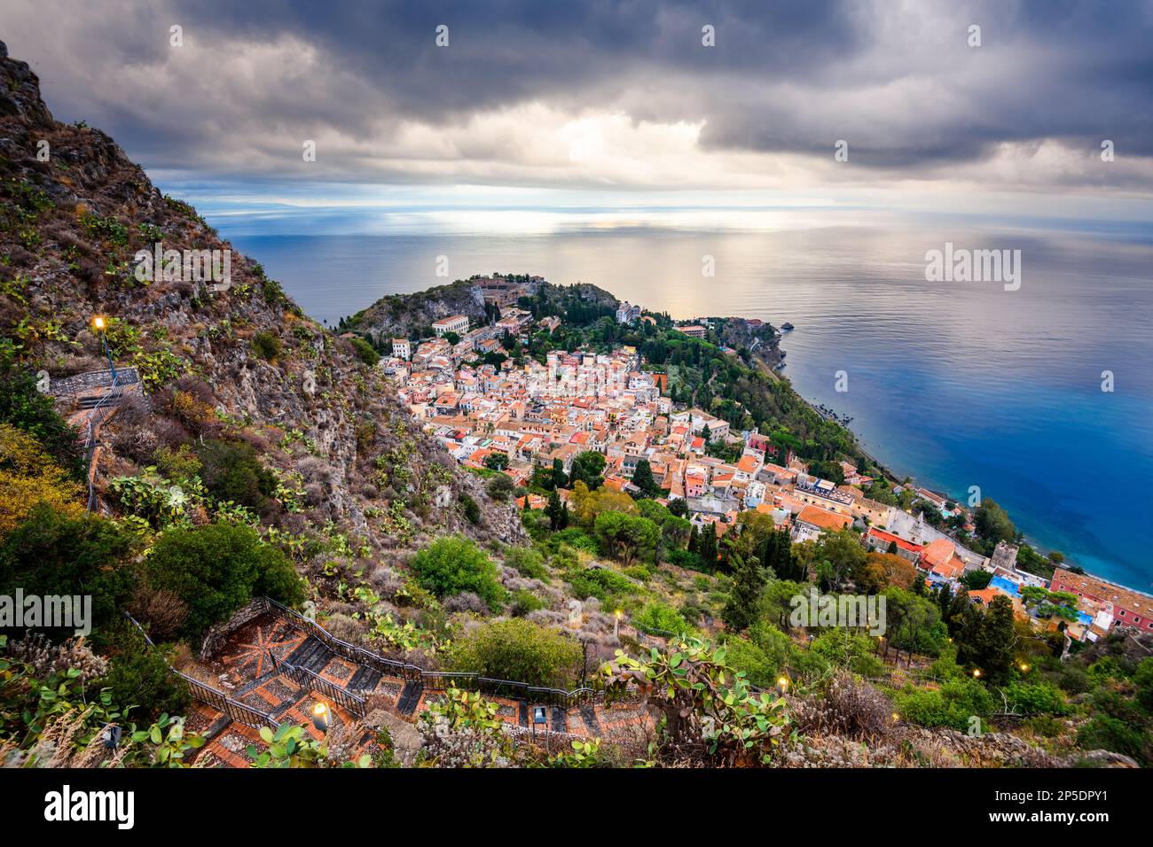 Taormina, Sizilien, Italien, historische Stadt in der Dämmerung. Stockfoto