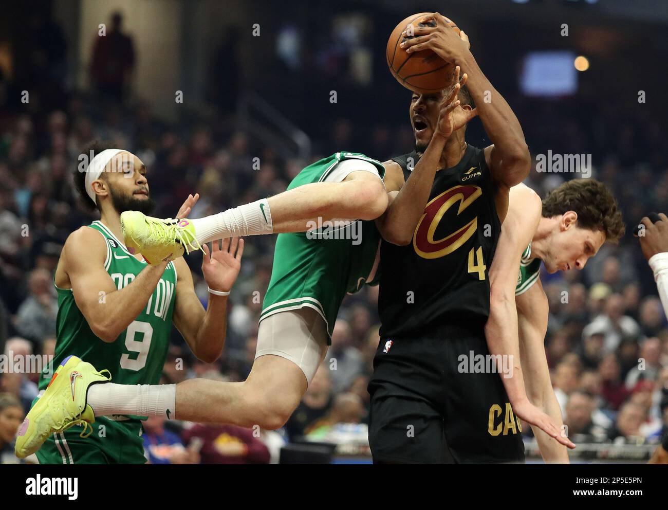 Cleveland, Usa. 06. März 2023. Cleveland Cavaliers Center Evan Mobley (4) wird vom Boston Celtics Center Mike Muscala (57) am Rocket Mortgage Fieldhouse in Cleveland, Ohio, am Montag, den 6. März 2023 vereitelt. Foto: Aaron Josefczyk/UPI Credit: UPI/Alamy Live News Stockfoto