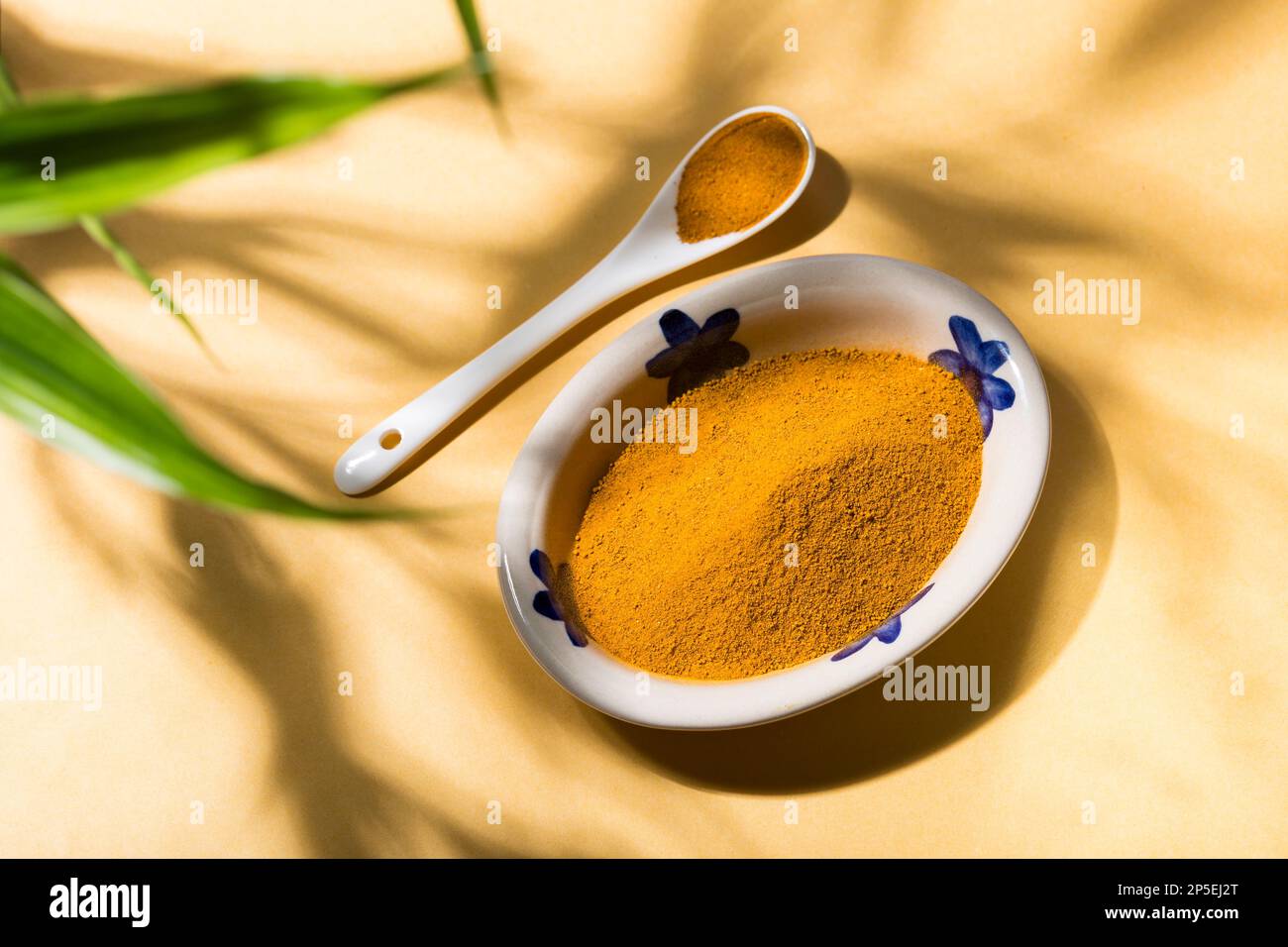 Würzen Sie Ihr Leben: Kurkuma in einem köstlichen Currygericht mit natürlichen Farbtönen Stockfoto