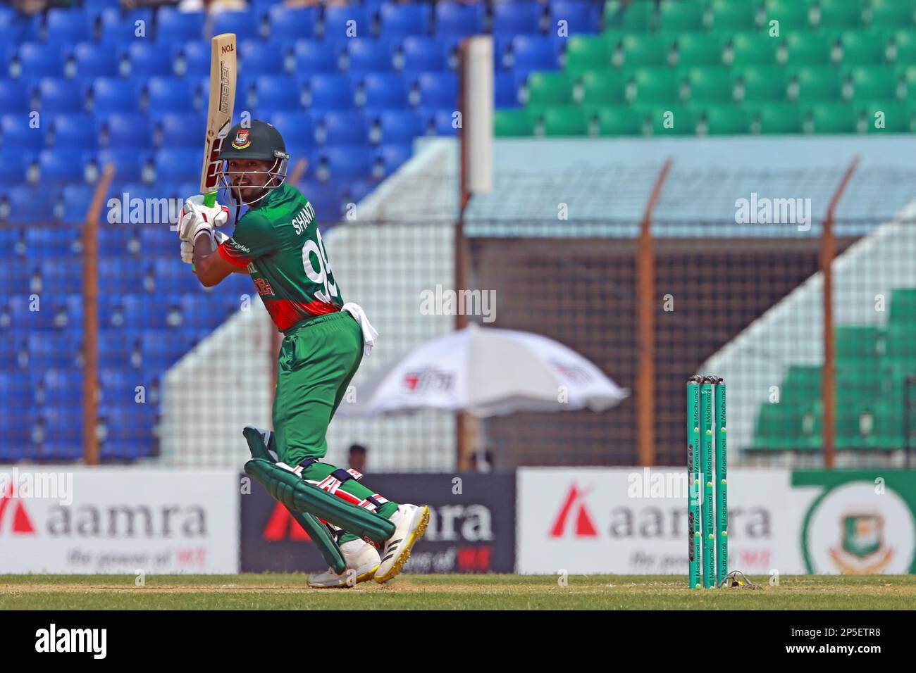 Nazmul Hasan Shanto schlägt beim 3. Internationalen Spiel Bangladesch-England im Zahur Ahmed Chowdhury Stadion, Sagorika, Chattogram, Banglad Stockfoto