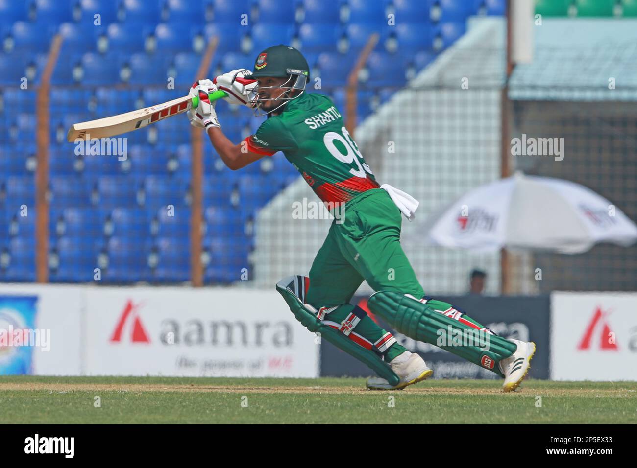 Nazmul hasan Shanto schlägt beim 3. Internationalen Spiel Bangladesch-England im Zahur Ahmed Chowdhury Stadion, Sagorika, Chattogram, Banglad Stockfoto