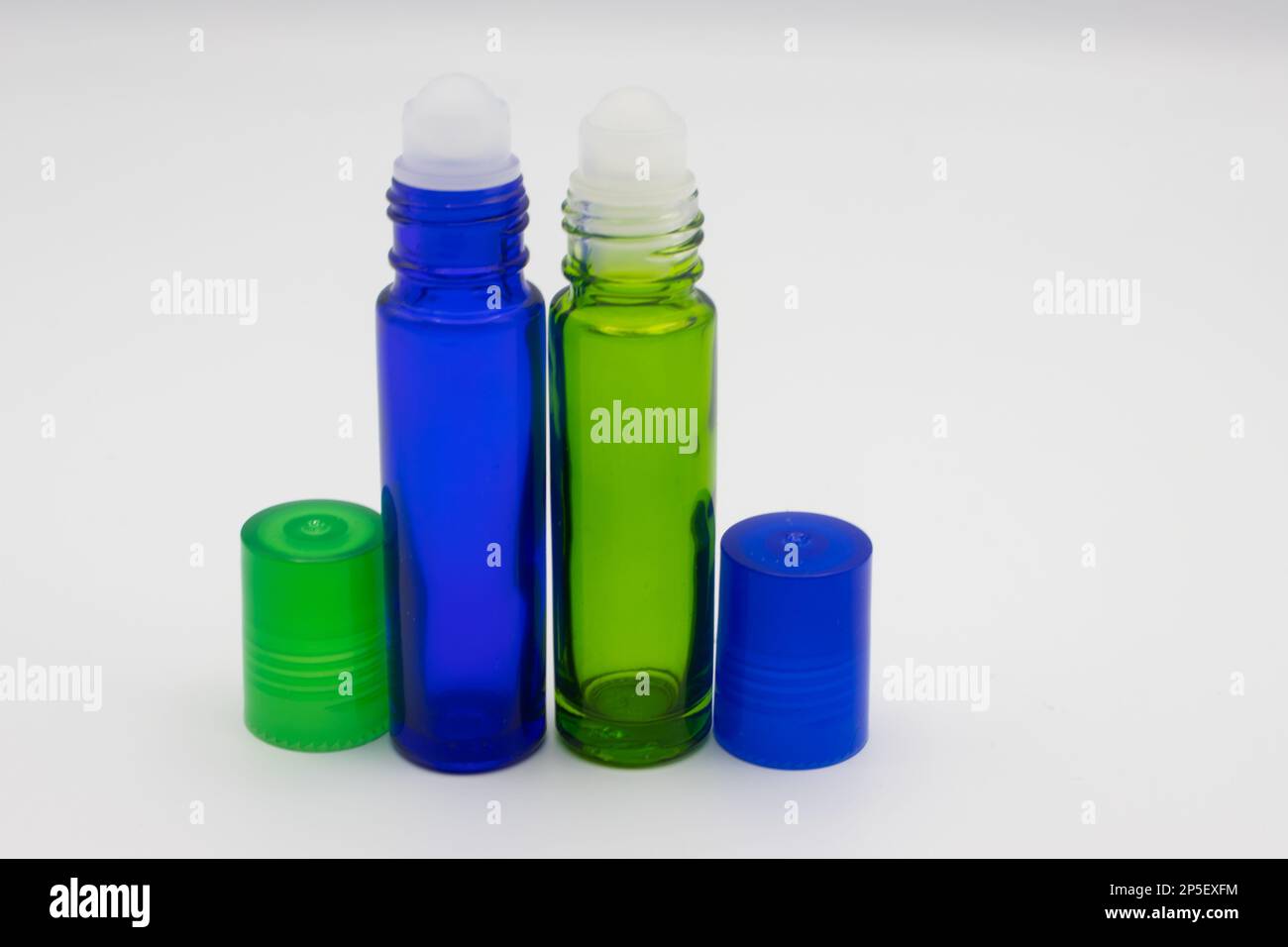 Leere blaue und grüne Rollenflaschen Stockfoto