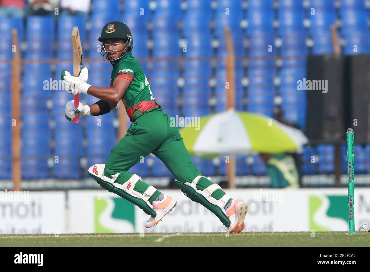 Afif Hossain schlägt während des 3. Internationalen Spiels Bangladesch-England im Zahur Ahmed Chowdhury Stadion, Sagorika, Chattogram, Bangladesch. Stockfoto