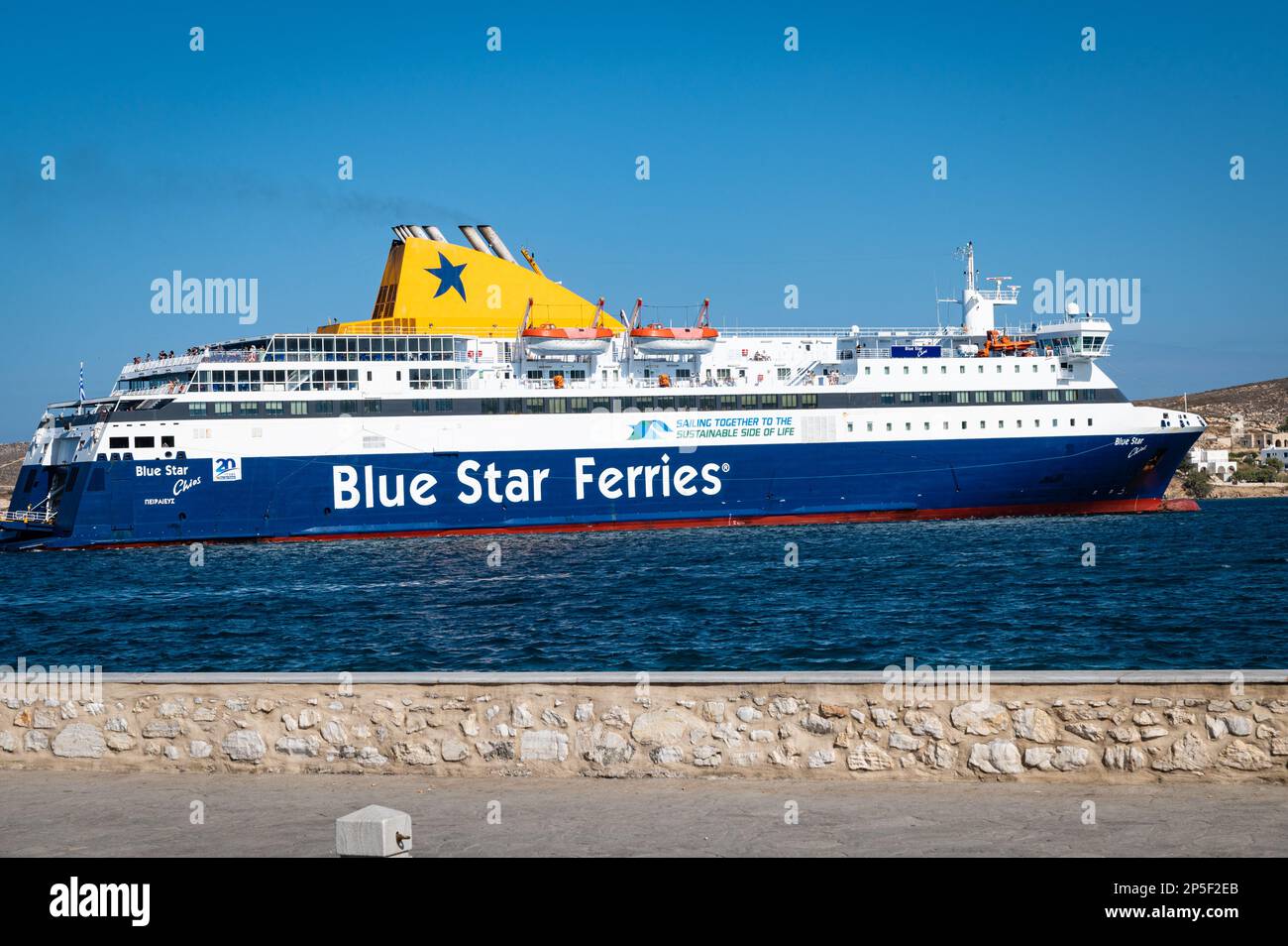 Die „Chios“ Blue Star Fähre verlässt die Hafenstadt Pirkia. Es ist eines von mehreren Fährunternehmen, die Personen und Fahrzeuge in ganz Griechenland transportieren Stockfoto