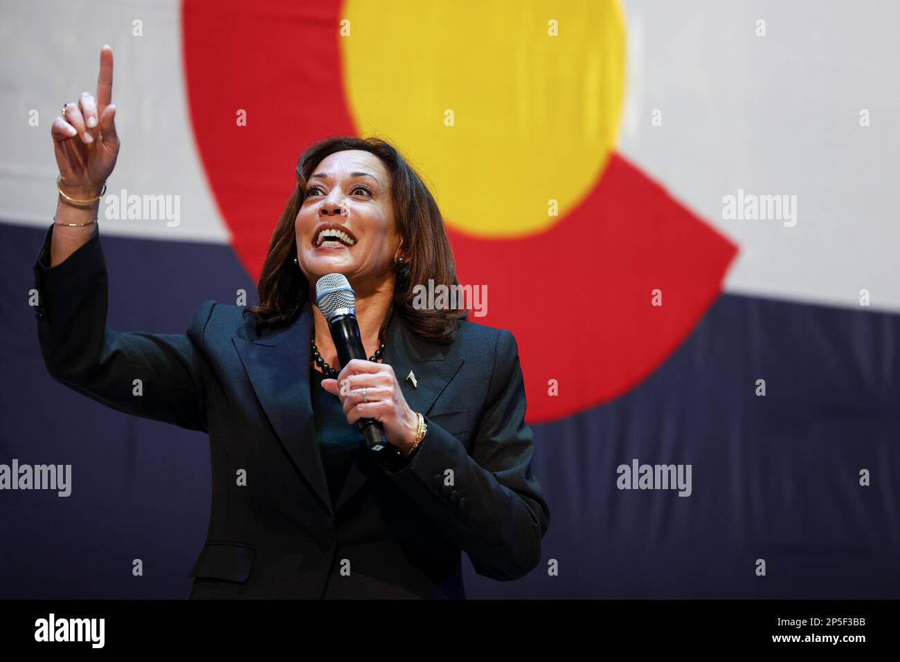 Denver, Usa. 06. März 2023. Vizepräsident Kamala Harris spricht am Montag, den 6. März 2023, im Arvada Center for Performing Arts in Denver, Colorado. Harris sprach über die Investitionen der Regierung Biden zur Bekämpfung des Klimawandels und die Bemühungen um den Aufbau einer neuen Wirtschaft für saubere Energie. Foto: Michael Ciaglo/UPI Credit: UPI/Alamy Live News Stockfoto