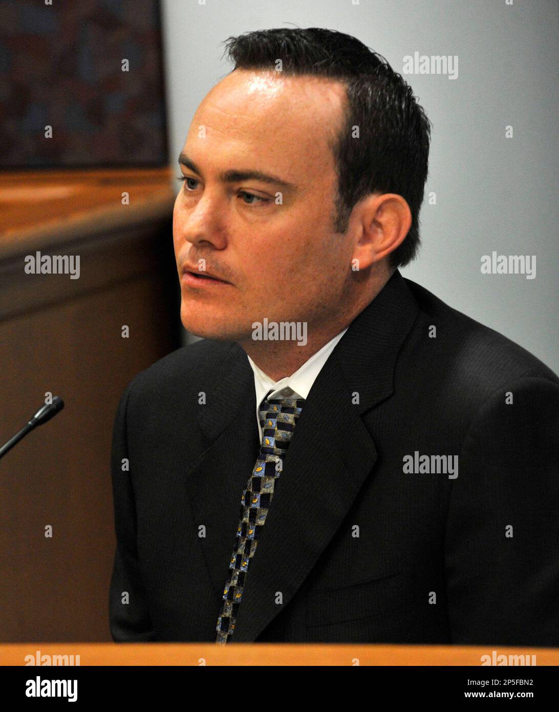 Jason Throne, who worked for Michael Sherman, Michael Skakel's past attorney, testifies during Skakel's appeal trial at Rockville Superior Court in Vernon, Conn. on Tuesday, April 23, 2013. Skakel is serving 20 years to life in prison for killing 15-year-old Martha Moxley in 1975, when they were neighbors in Greenwich. He is the 52-year-old nephew of Robert F. Kennedy's widow, Ethel. (AP Photo/The Stamford Advocate, Jason Rearick, Pool) Stockfoto