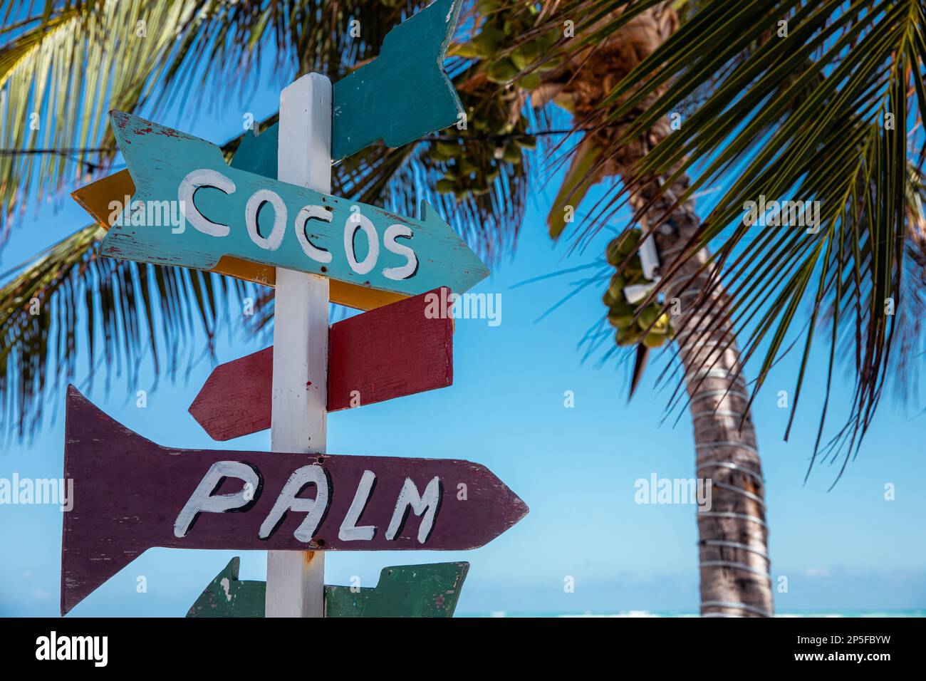 Dominikanische Republik Bavaro Punta cana Provinzen La Altagracia. Holzsäule mit Wegweisern Stockfoto