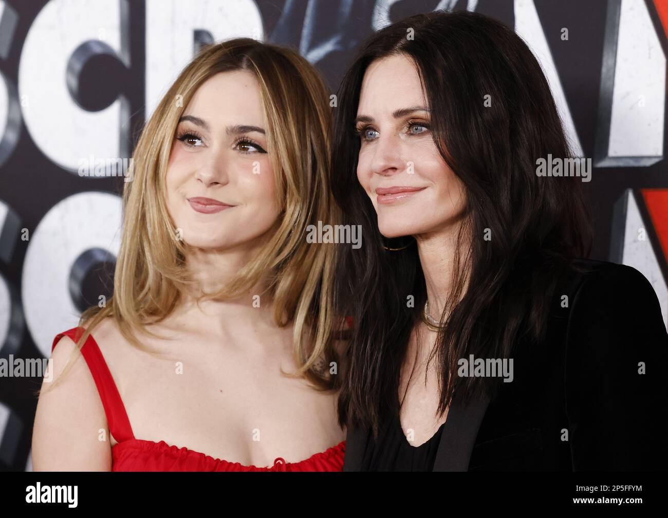 New York, Usa. 06. März 2023. Courteney Cox und Coco Arquette treffen am Montag, den 6. März 2023, auf dem roten Teppich auf der Weltpremiere von „Scream VI“ am AMC Lincoln Square in New York City ein. Foto: John Angelillo/UPI Credit: UPI/Alamy Live News Stockfoto