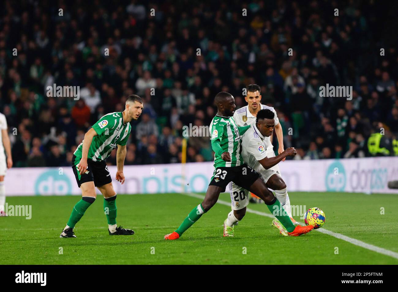 Sevilla, Spanien. 05. März 2023. Vini Junior (R) von Real Madrid und Youssouf Sabaly (Nr.23) von Real Betis in Aktion während des Matchday 24 des Santander-Spiels zwischen Real Betis und Real Madrid im Stadion Benito Villamarin. Endergebnis: Real Betis 0:0 Real Madrid (Foto: Lorena Martin/SOPA Images/Sipa USA) Gutschrift: SIPA USA/Alamy Live News Stockfoto