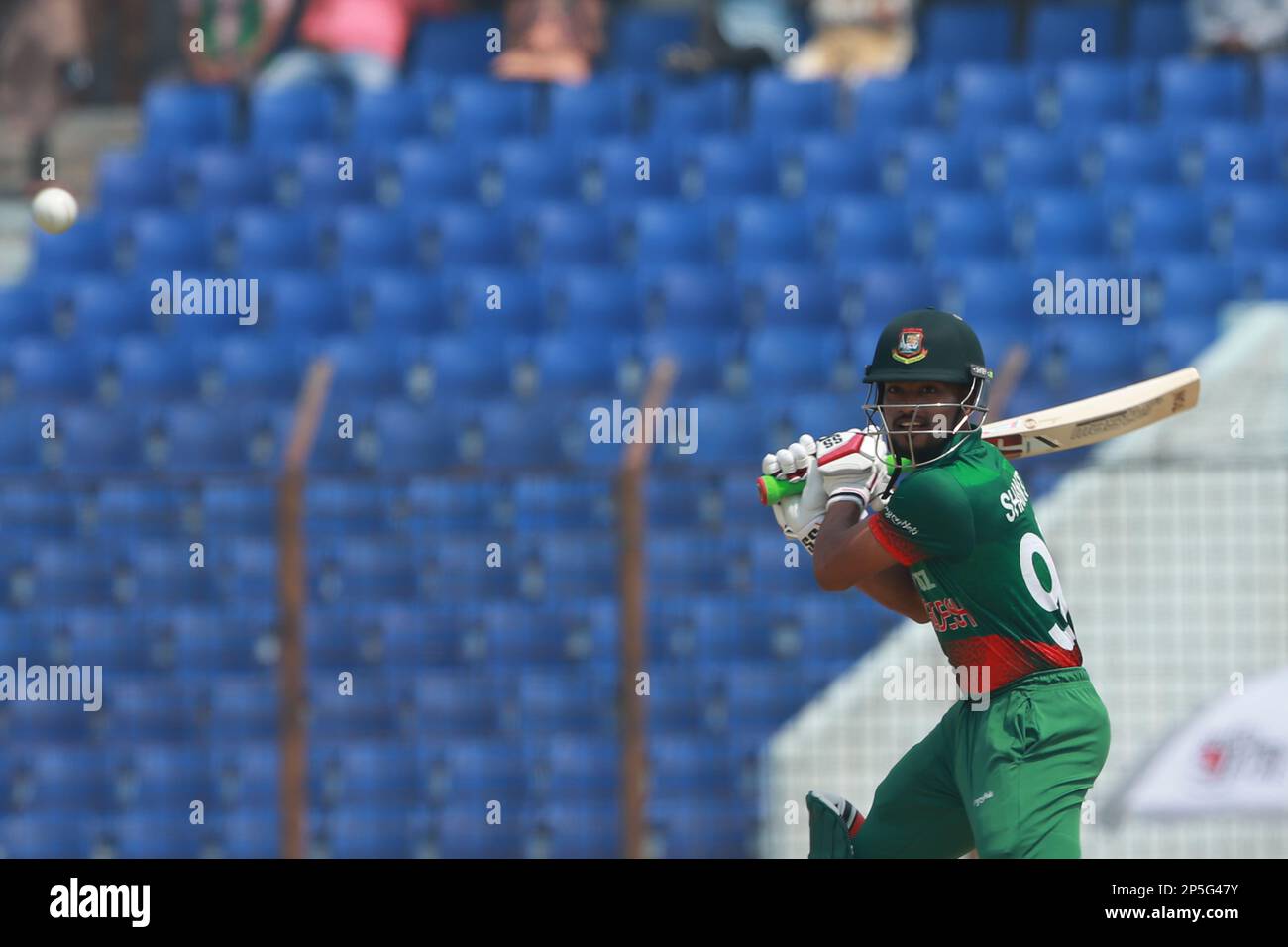 Nazmul Hasan Shanto schlägt beim 3. Internationalen Spiel Bangladesch-England im Zahur Ahmed Chowdhury Stadion, Sagorika, Chattogram, Banglad Stockfoto