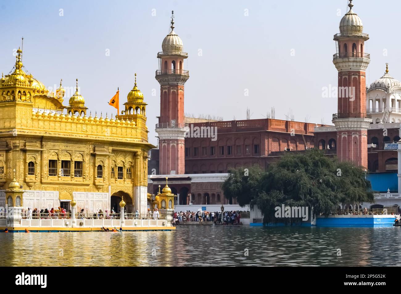 Wunderschöner Blick auf den Goldenen Tempel (Harmandir Sahib) in Amritsar, Punjab, Indien, das berühmte indische sikh-Wahrzeichen, den Goldenen Tempel, das wichtigste Heiligtum von Sikhs Stockfoto