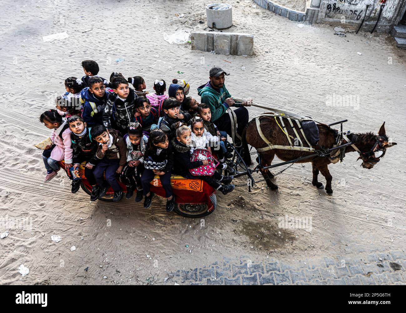 Gaza, Palästina. 06. März 2023. Louay Abu Sahloul transportiert Kinder zu einem Preis von 5 Schekel (1,4 US-Dollar) pro Monat in Khan Yunis, im südlichen Gazastreifen, mit einem Eselwagen in einen Kindergarten. Kredit: SOPA Images Limited/Alamy Live News Stockfoto