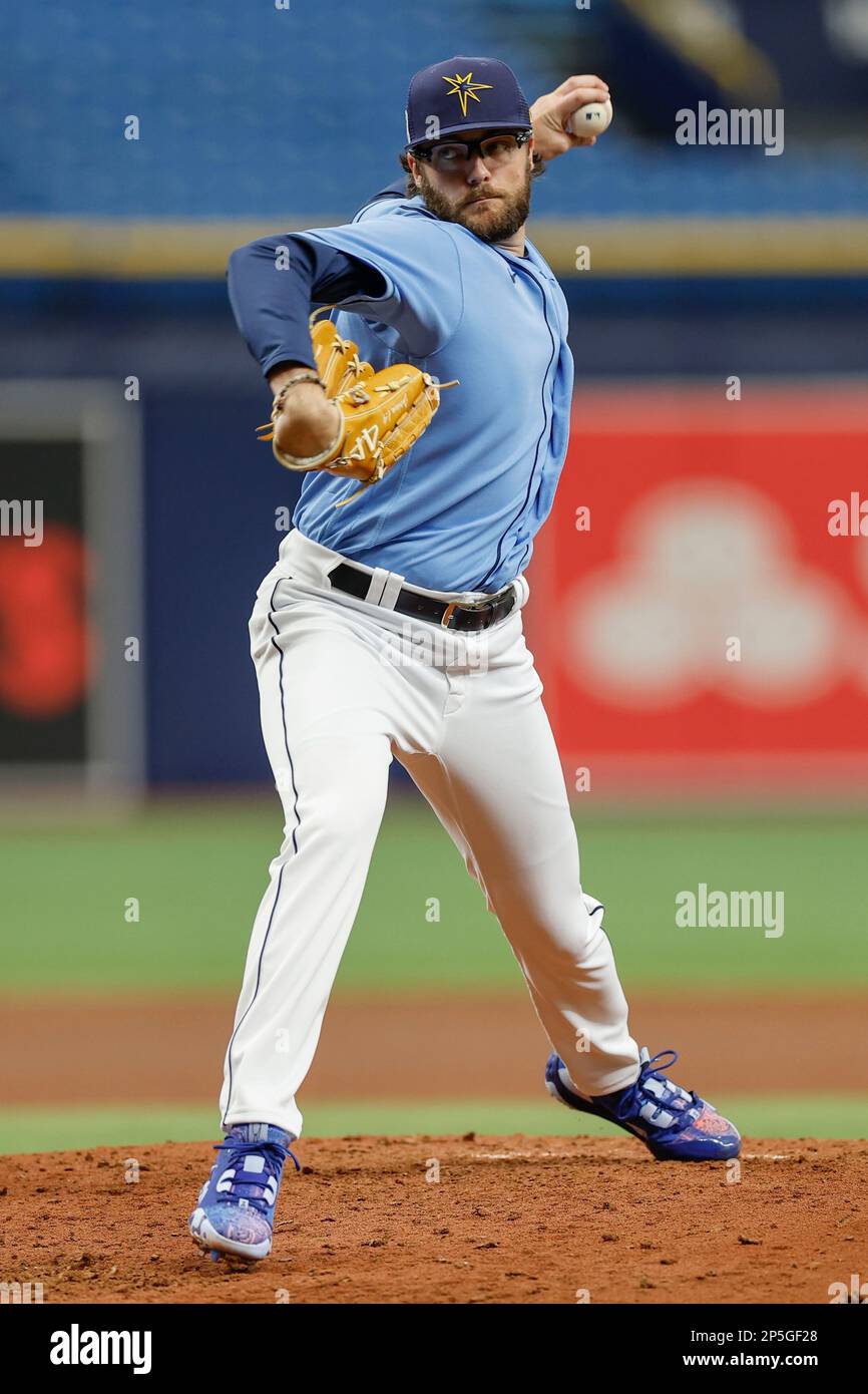 St. Petersburg, Florida, USA; Tampa Bay Rays Relief Pitcher Josh Fleming (19) gibt während eines MLB-Frühjahrstrainings gegen die Miami Marlins einen Platz Stockfoto