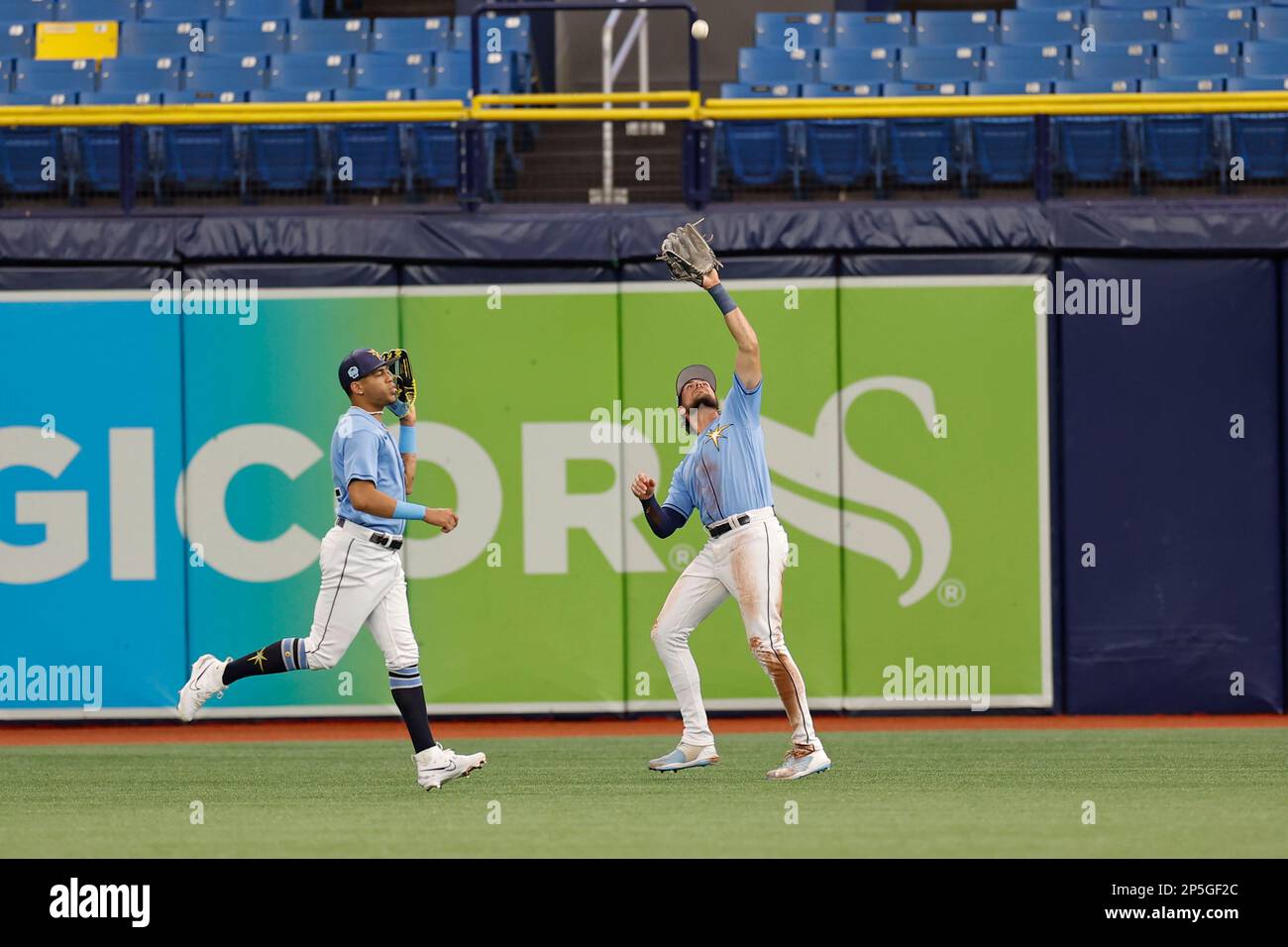 St. Petersburg, Florida, USA; Tampa Bay Rays Right Fielder Josh Lowe (15) fängt eine Pop-Fliege vom Schläger des dritten Baseman Joe Rizzo von Miami Marlins (72) Stockfoto