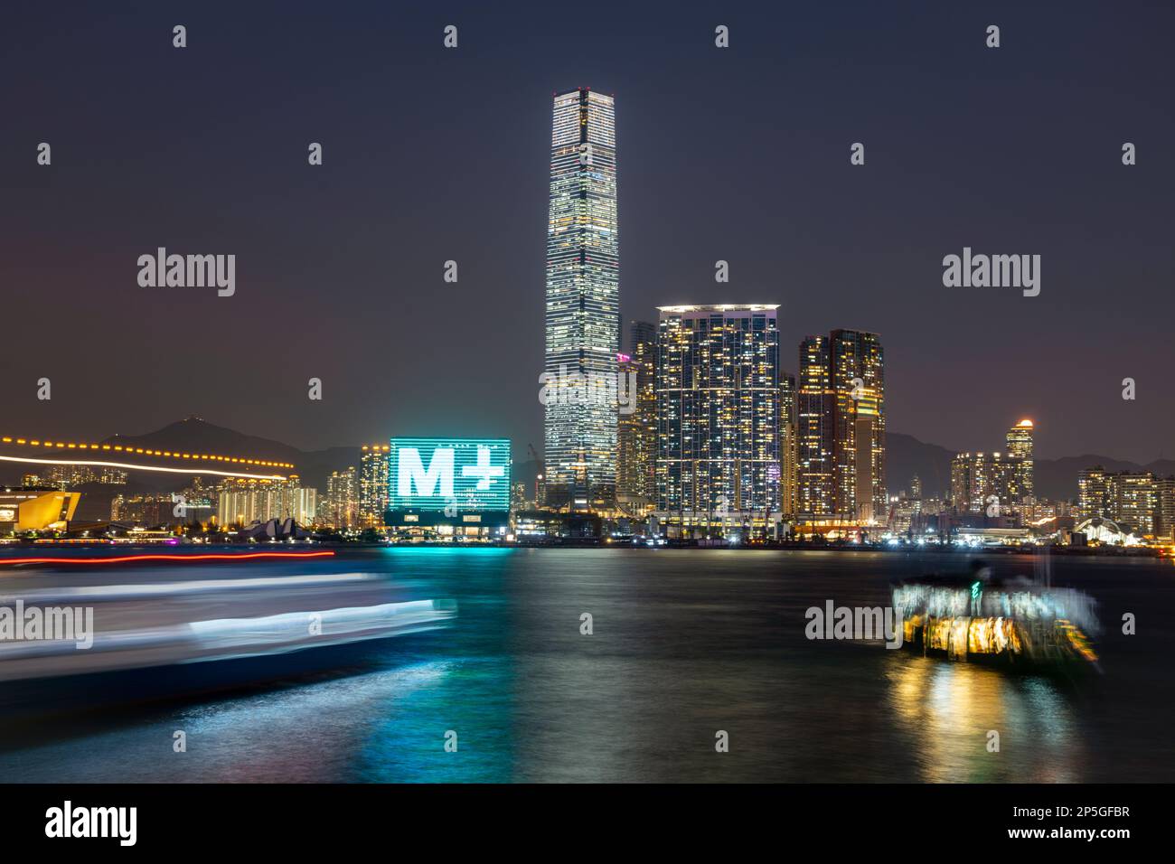 Das ICC International Commerce Center und das brandneue M+ Museum für visuelle Kultur in Hongkong, Victoria Harbour, Hongkong, China. Stockfoto