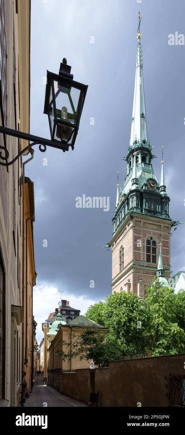 Architektonische Details von Gamla Stan, dem mittelalterlichen Stadtzentrum von Stockholm, Schweden. Im Hintergrund die Deutsche Kirche, manchmal auch St. Gertrude Stockfoto