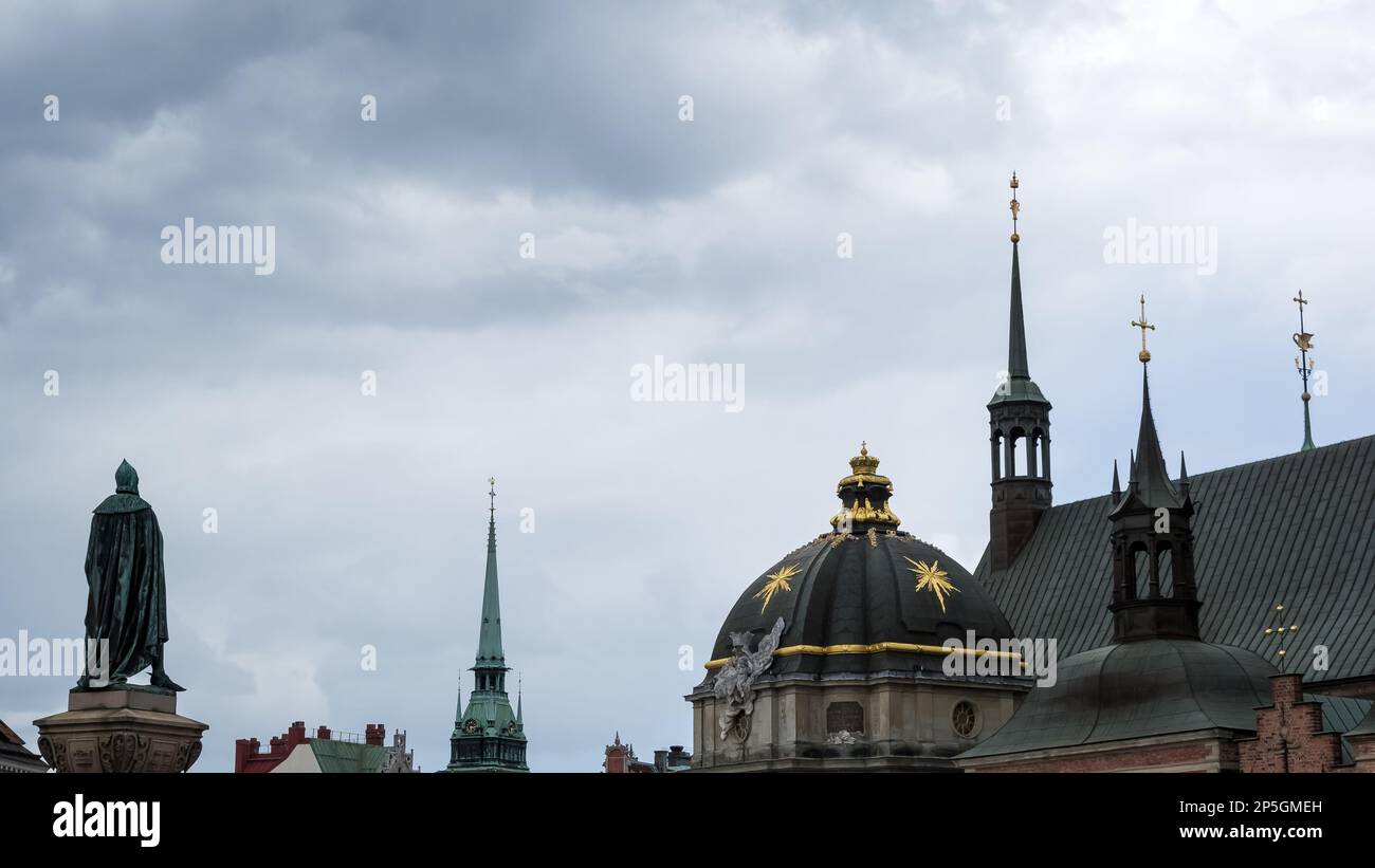 Skyline von Gamla Stan, mittelalterliches Stadtzentrum von Stockholm, Schweden, von der Riddarholmen-Kirche, der letzten Ruhestätte der meisten schwedischen Monarchen Stockfoto