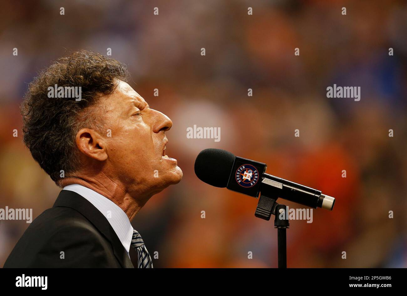Musician Lyle Lovett sings the national anthem during Opening Day of an MLB baseball game between the Texas Rangers against the Houston Astros at Minute Maid Park on Sunday March 31, 2013 in Houston, Texas. Houston won 8-2. (AP Photo/Aaron M. Sprecher) Stockfoto