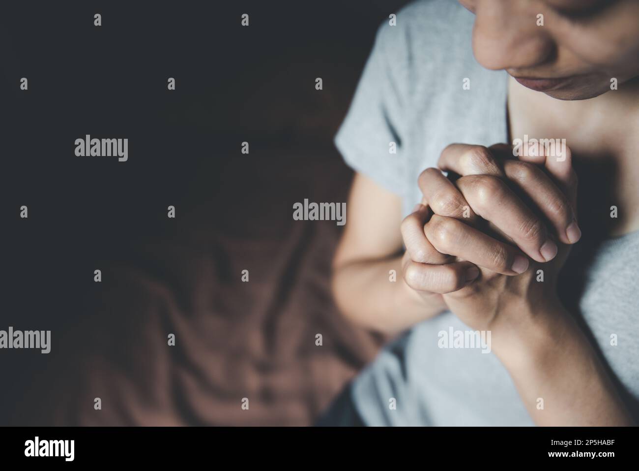 Weibliche Hände beten um Gottes Segen, um sich ein besseres Leben zu wünschen. Glaube an die Güte, schüttle die Hand im Gebet. Liebe, Gnade, Hilfe von Gott. Loben Sie die Stockfoto