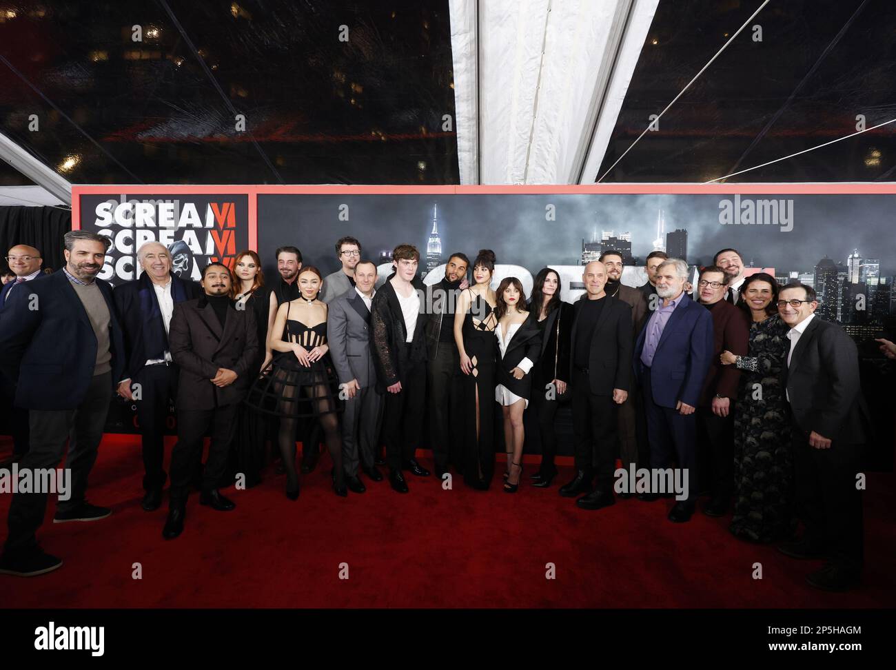 New York, Usa. 06. März 2023. Zu den Schauspielern zählen Skeet Ulrich, Jack Champion, Mason Gooding, Jenna Ortega, Melissa Barrera, Courteney Cox und Josh Segarra kommen am Montag, den 6. März 2023, auf dem roten Teppich bei der Weltpremiere von „Scream VI“ am AMC Lincoln Square in New York City an. Foto: John Angelillo/UPI Credit: UPI/Alamy Live News Stockfoto