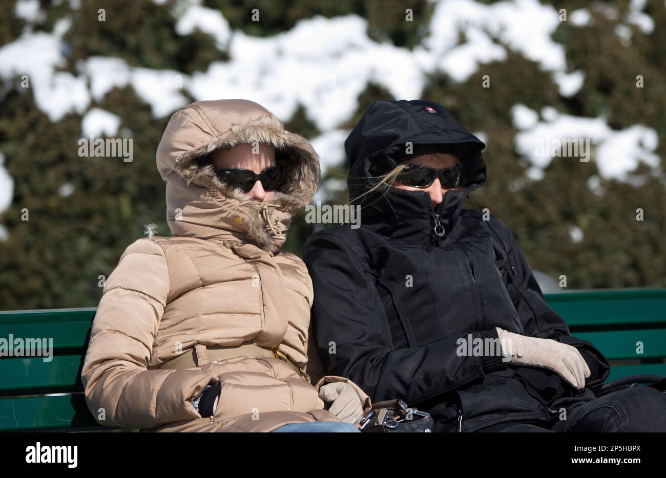 Tourists wear warming coats to protect against the cold at the Brandenburg Gate, unseen, in Berlin, Germany, Sunday March 24, 2013. Meteorologists predict sunny weather with temperatures around zero degrees Celsius (32 degrees Fahrenheit) for the coming days. (AP Photo/dpa,Joerg Carstensen) Stockfoto