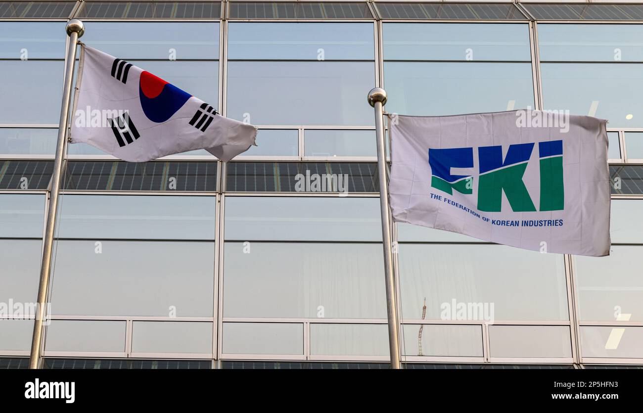 Seoul, Südkorea. 06. März 2023. Südkoreanische Flagge mit Fahndung des koreanischen Industrieverbandes (FKI) am Hauptsitz in Seoul. Der Verband der koreanischen Industrien (FKI) ist eine wichtige Wirtschaftsorganisation in Südkorea. Das 1961 gegründete Unternehmen zählt mehr als 600 Mitglieder unter den koreanischen Industrien und Unternehmen. Kredit: SOPA Images Limited/Alamy Live News Stockfoto