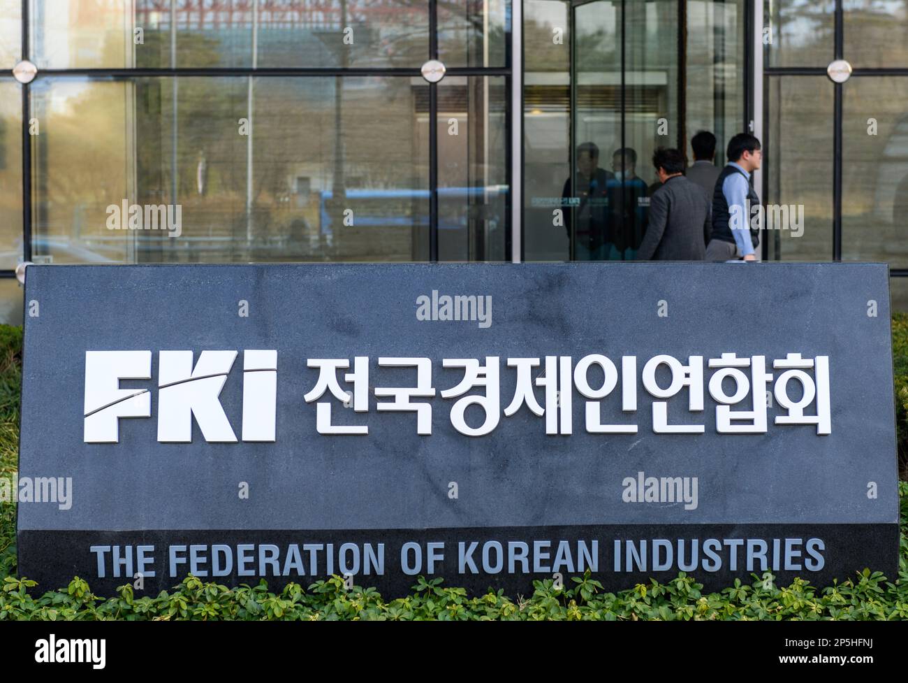 Seoul, Südkorea. 06. März 2023. Logo des Verbandes der koreanischen Industrie (FKI) am Hauptsitz in Seoul. Der Verband der koreanischen Industrien (FKI) ist eine wichtige Wirtschaftsorganisation in Südkorea. Das 1961 gegründete Unternehmen zählt mehr als 600 Mitglieder unter den koreanischen Industrien und Unternehmen. Kredit: SOPA Images Limited/Alamy Live News Stockfoto