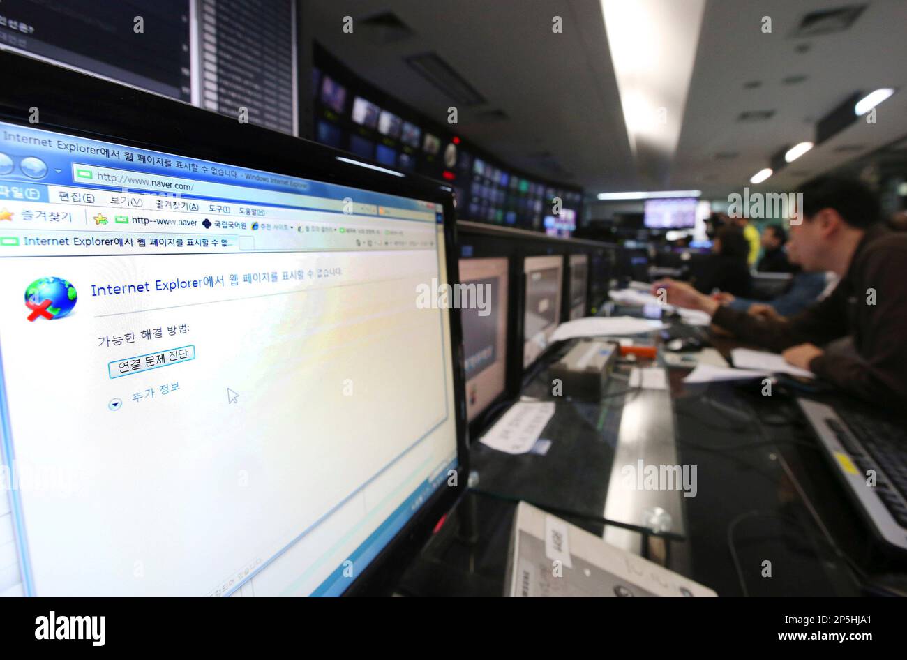 A disconnected computer monitor is seen at a newsroom of Korean Broadcasting System (KBS) at its headquarter in Seoul, South Korea, Wednesday, March 20, 2013. Computers networks at two major South Korean banks and three top TV broadcasters went into shutdown mode en masse Wednesday, paralyzing bank machines across the country and prompting speculation of a cyberattack by North Korea. (AP Photo/Kim Ju-sung, Yonhap) KOREA OUT Stockfoto