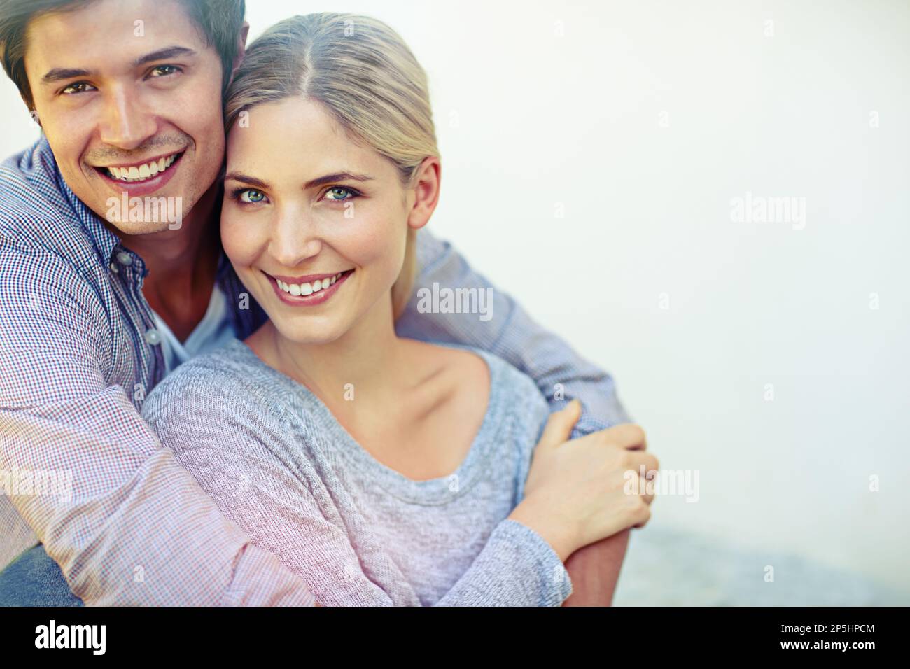 Liebe ist alles, was zählt. Porträt eines glücklichen jungen Paares, das einen liebevollen Moment im Freien genießt. Stockfoto