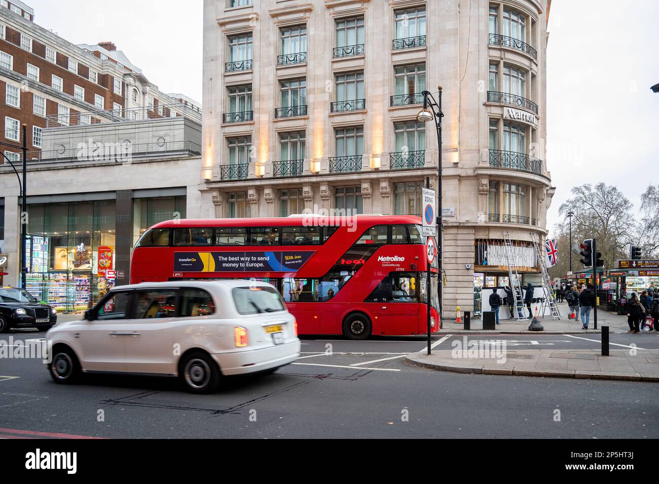 London, Großbritannien - 12. März 2023: Big Bus an der Marble Arch Station oxford Street. London Tour Bus Service Stockfoto