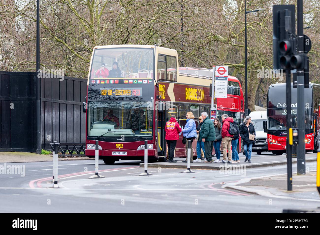 London, Großbritannien - 12. März 2023: Big Bus an der Marble Arch Station oxford Street. London Tour Bus Service Stockfoto