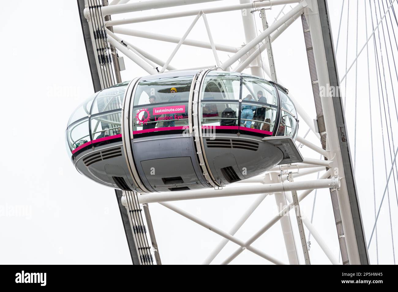 London, Vereinigtes Königreich - 12. März 2023: London Eye oder Millenium Wheel am Südufer der Themse in London, England Stockfoto