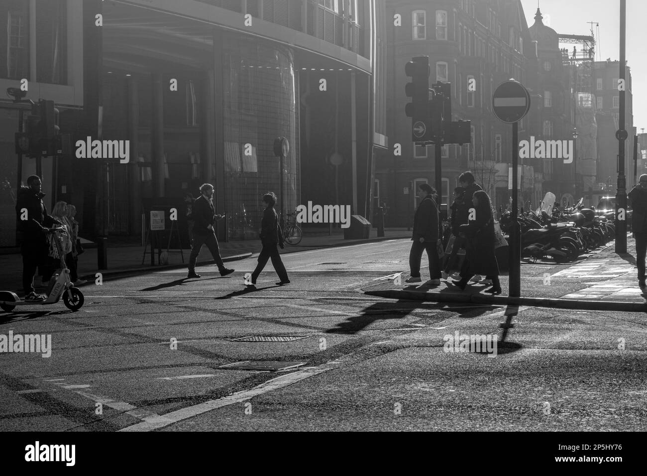 Die Oxford Street ist eine Hauptstraße im West End von London. Man kann die Leute in den Geschäften und den Verkehr am frühen Morgen auf der Straße zu Fuß erkunden. Stockfoto