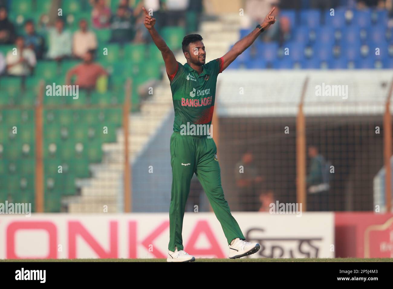 Ebadot Hossain während des 3. Internationalen Spiels Bangladesch-England im Zahur Ahmed Chowdhury Stadium, Sagorika, Chattogram, Bangladesch. Stockfoto