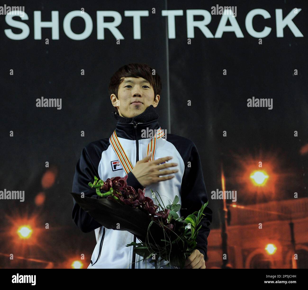 Gold medal winner Sin Da-woon of Korea stands on the podium during the medal ceremony of the men’s 1,000m of the ISU World Short Track Speed Skating Championships in Fonix Hall, Debrecen, 226 kms east of Budapest, Hungary, Sunday, March 10, 2013. (AP Photo/MTI,Zsolt Czegledi) Stockfoto