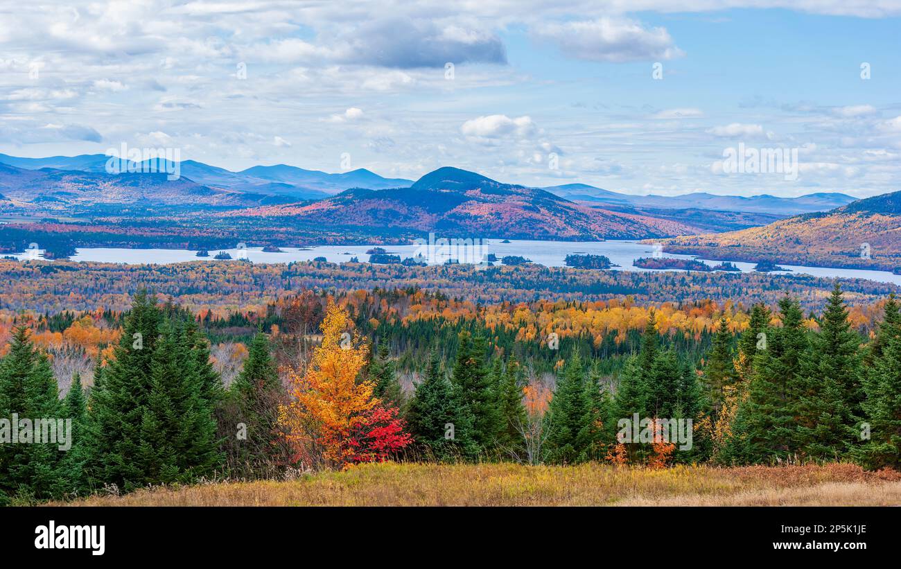 Attean Pond und die umliegenden Berge: Attean Mountain und Sally Mountain. Ruhige Landschaft bei Herbstspitzen. Maine, Neuengland, USA Stockfoto Attean Pond und die umliegenden Berge: Attean Mountain und Sally Mountain. Ruhige Landschaft bei Herbstspitzen. Maine, Neuengland, USA Stockfoto