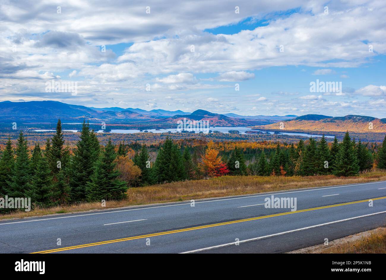 Attean Pond und die umliegenden Berge: Attean Mountain und Sally Mountain. Ruhige Landschaft bei Herbstspitzen. Maine, Neuengland, USA Stockfoto Attean Pond und die umliegenden Berge: Attean Mountain und Sally Mountain. Ruhige Landschaft bei Herbstspitzen. Maine, Neuengland, USA Stockfoto