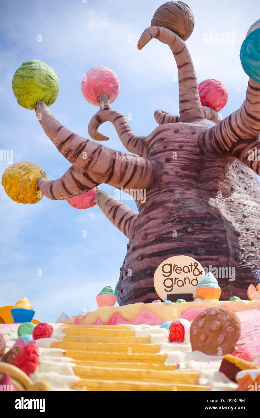 Chonburi, Thailand - 11. November 2022: Dies ist ein großartiges und großartiges süßes Reiseziel, eine wunderschöne Szene mit ausgefallenen Süßigkeiten und Desserts Stockfoto