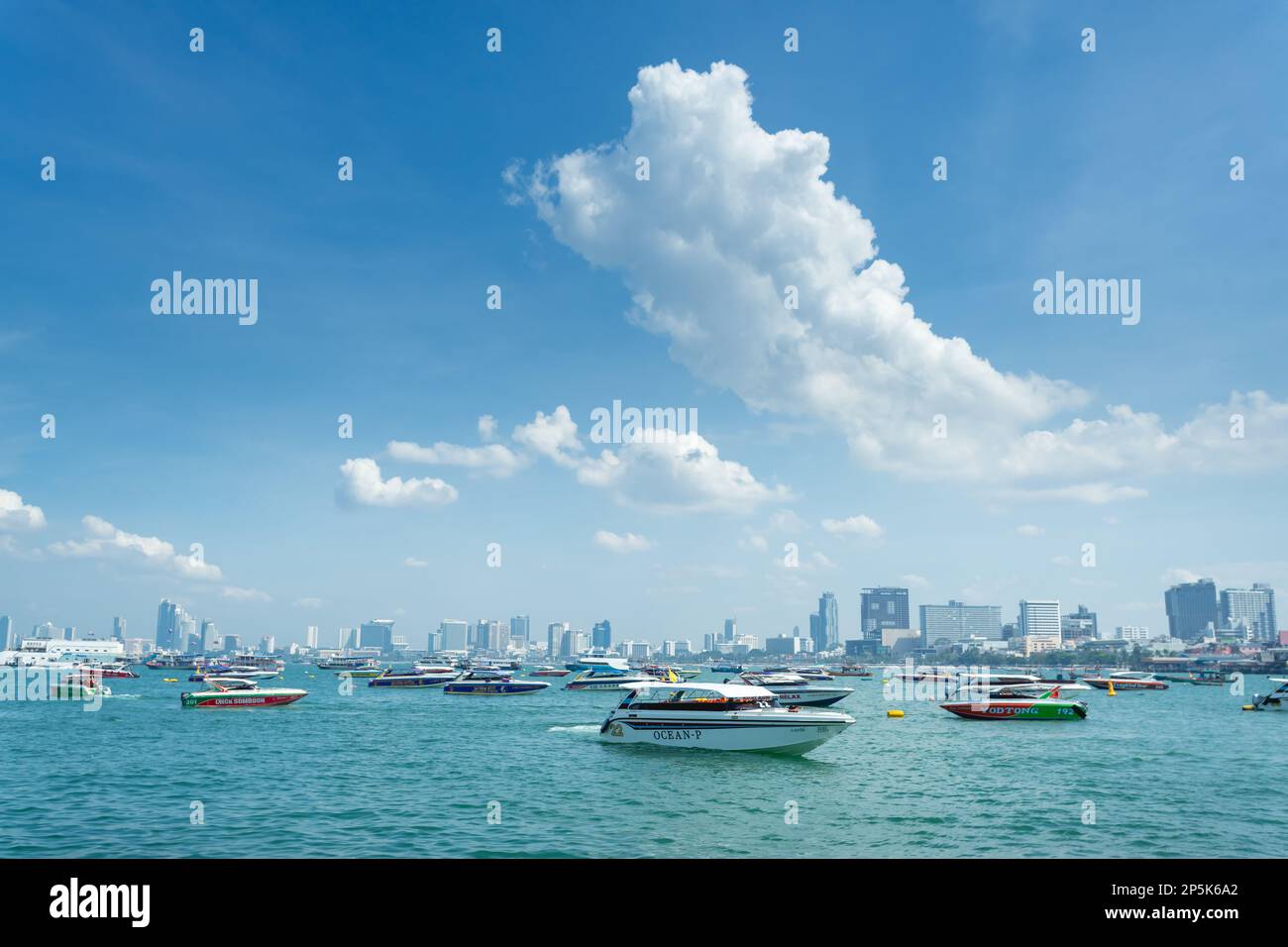 Chonburi, Thailand - 12. November 2022: Viele Boote in der Bali Hai Bay in der Provinz Chonburi im Süden von Pattaya, dies ist ein Pier, um nach Koh Larn isla zu fahren Stockfoto